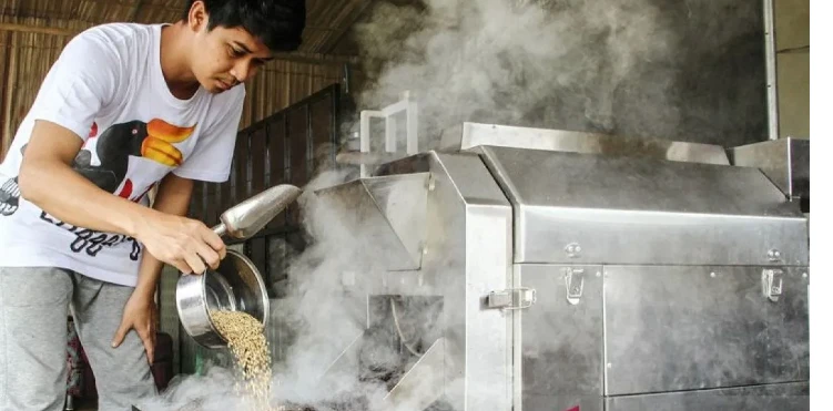 A small business owner processes coffee beans in Palangka Raya, Central Kalimantan, on November 6, President Prabowo Subianto's government has made MSMEs one of the pillars in the economic sector. (Photo: Antara)