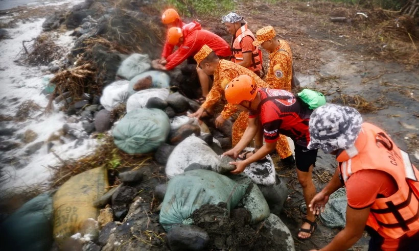 Repair following flood in the Philippines (Photo: EPA)