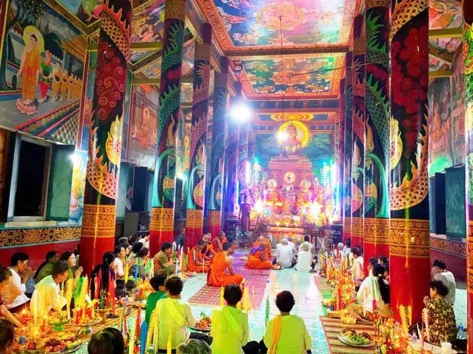 Khmer people practice rituals of Sene Dolta festival at a pagoda (Photo: VNA)