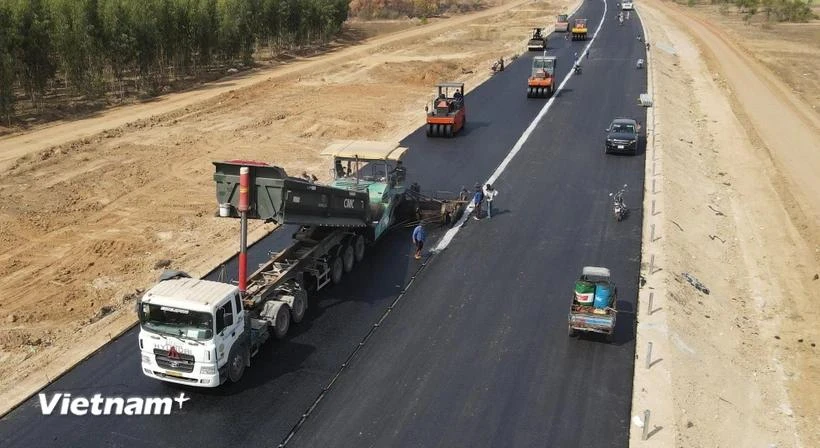 Work underway on the North-South expressway project, Eastern phase 2021-2025 (Photo: VietnamPlus)