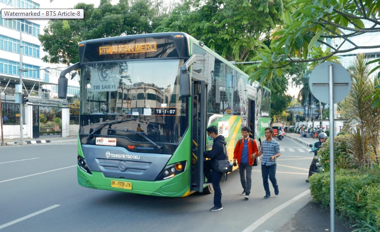 Developing public transport services is a national key programme of Indonesia to reduce traffic congestion and save national and people's resources. (Photo: itdp-indonesia.org)