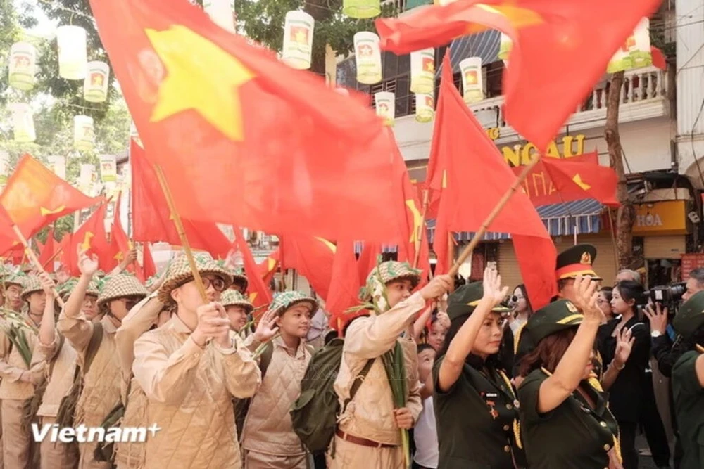 A reenactment of October 10, 1954, when the Vietnamese army triumphantly entered the capital city filled with flags, flowers, and the euphoria of victory. (Photo: VietnamPlus)