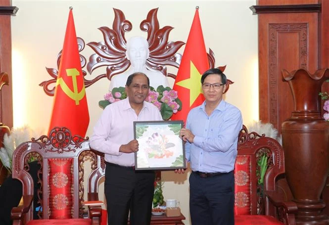 Singaporean Ambassador to Vietnam Jaya Ratnam (left) presents a souvenir to Secretary of the Party Committee and Chairman of the People's Council of Tay Ninh province Nguyen Thanh Tam. (Photo: VNA) 