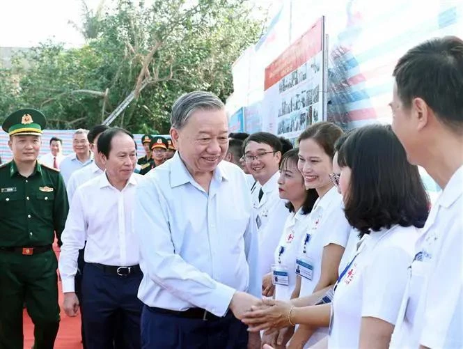 Party General Secretary To Lam visits residents and soldiers on Bach Long Vi island on November 14. (Photo: VNA)