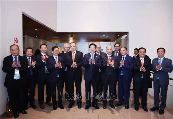 State President Luong Cuong (fifth from right) posing for a photo with leaders of major Peruvian businesses, and Vietnamese officials (Photo: VNA)