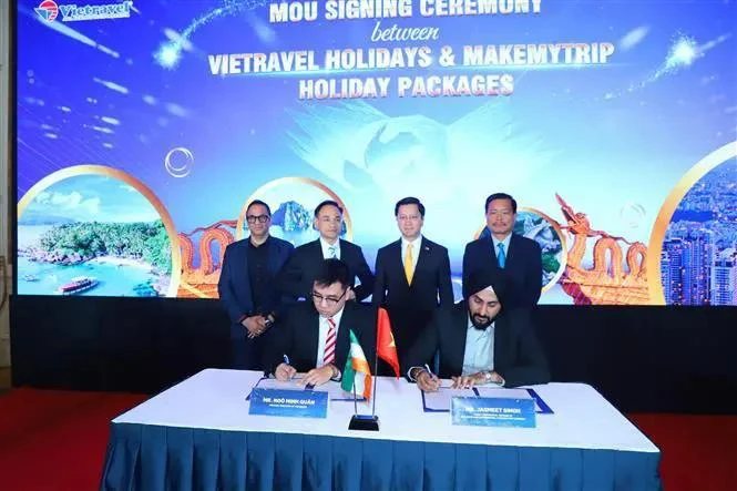 Vietravel Group signs a memorandum of understanding (MoU) with MakeMyTrip of India (Photo: VNA)