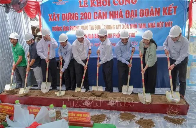 Delegates at the groundbreaking ceremony for the construction of a charity house in Nhon Nghia commune, Phong Dien district, Can Tho city. (Photo: VNA)