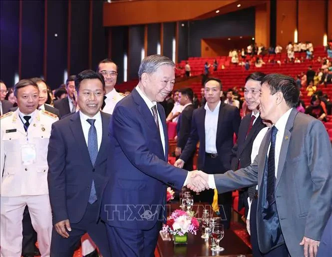 Party General Secretary To Lam shakes hands with a delegate at the meeting. (Photo: VNA)