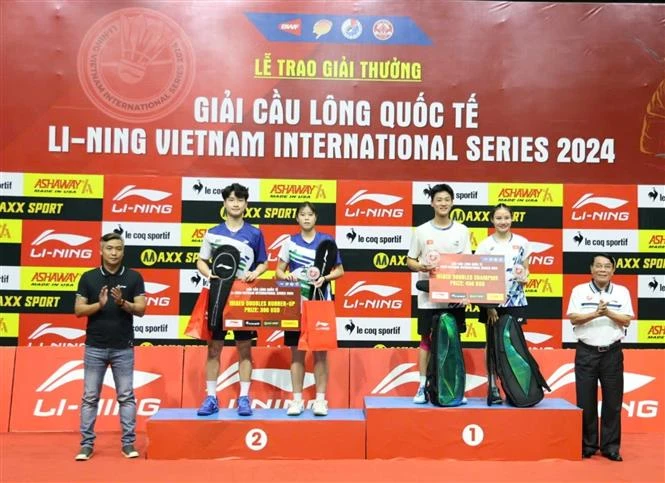 The Organising Board awards first and second prizes to outstanding athletes in the mixed doubles event. (Photo: VNA)