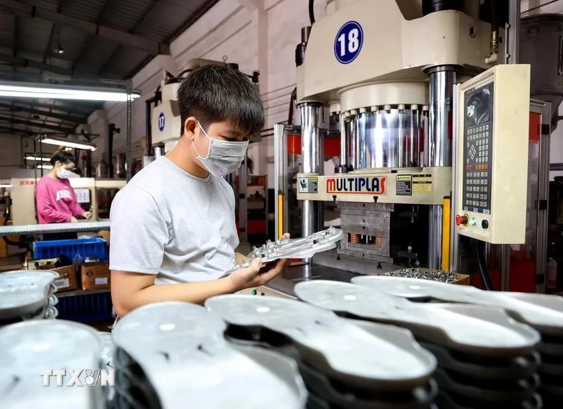 Workers at an industrial park - Illustrative image (Photo: VNA)