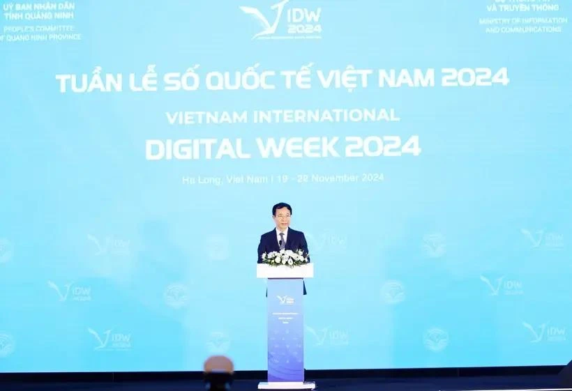 Minister of Information and Communications Nguyen Manh Hung speaks at the event. (Photo: VNA)