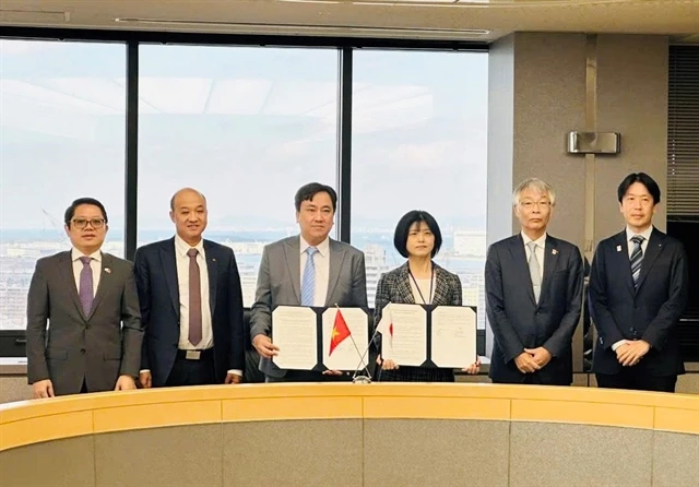 Officials from Da Nang city and Sakai city, Japan, participate in a signing ceremony of Memorandum of Understanding (MoU) on the neutral city project in Da Nang. (Photo courtesy of Da Nang city portal)