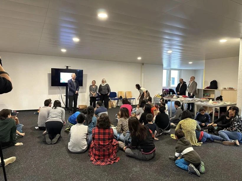 Parents and students of Binh Minh school hold a ceremony to honour teachers on Vietnamese Teachers' Day (November 20) (Source: Vietnamese Embassy in Switzerland)