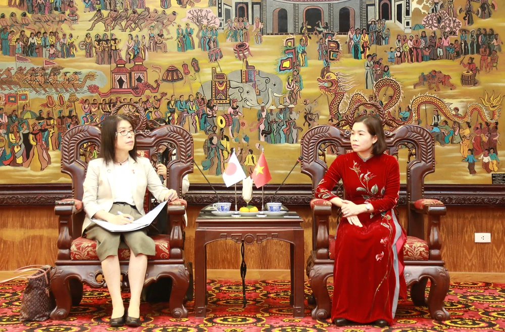 Vice Chairwoman of the Vinh Phuc provincial People’s Committee Phung Thi Kim Nga (R) welcomes Yoko Ishii, Director of Tochigi's Department of Industry, Labour, and Tourism (Photo: baovinhphuc.com.vn)