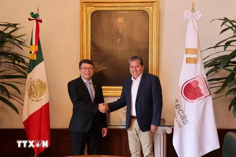 Vietnamese Ambassador-Designate to Mexico Nguyen Van Hai (left) and Governor David Monreal Avila of Zacatecas, Mexico. (Photo: VNA)