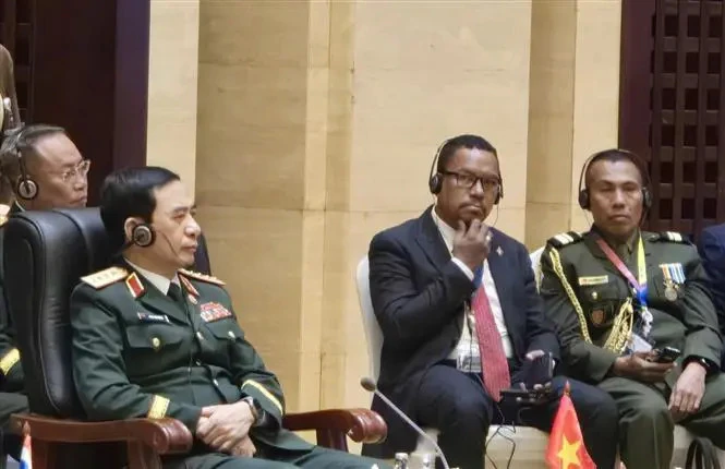 Minister of National Defence Gen. Phan Van Giang (L) (Photo: VNA)