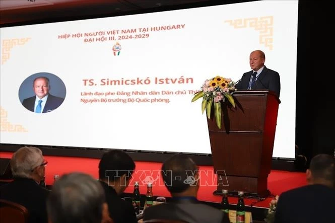 Former Hungarian Minister of Defence Simicsko Istvan, Co-Chairman of the Hungary-Vietnam Friendship Committee and the Hungary-Southeast Asia Parliamentary Friendship Group, speaks at the event. (Photo: VNA)