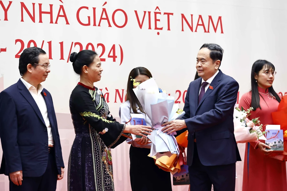 National Assembly Chairman Tran Thanh Man presents flowers to lawmakers who are teachers, and former teachers and education managers in Hanoi on November 20. (Photo: VNA)