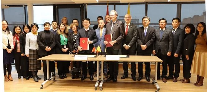 Representatives from Vietnam and Belgium's Wallonie-Bruxelles at the signing of the minutes of cooperation for the 2025-27 period. (Photo: VNA)