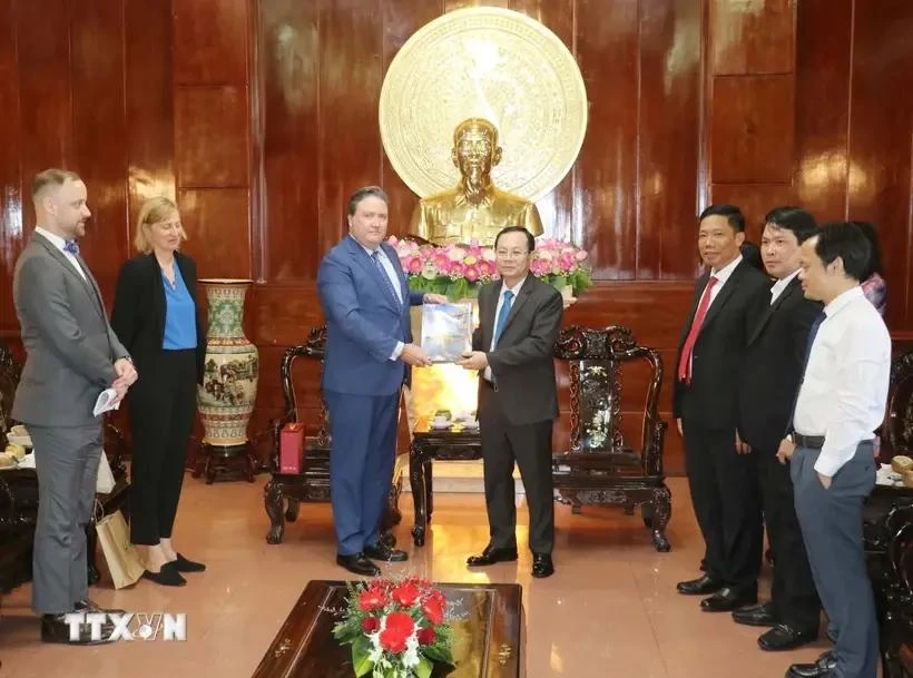 US Ambassador to Vietnam Marc Knapper (L) presents a gift to Secretary of the Can Tho municipal Party Committee Nguyen Van Hieu (Photo: VNA)