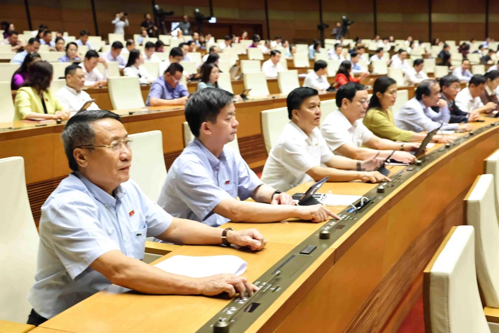 Delegates vote to approve the Law on amendments and supplements to a number of articles of the Law on Pharmacy on November 21. (Photo: VNA)