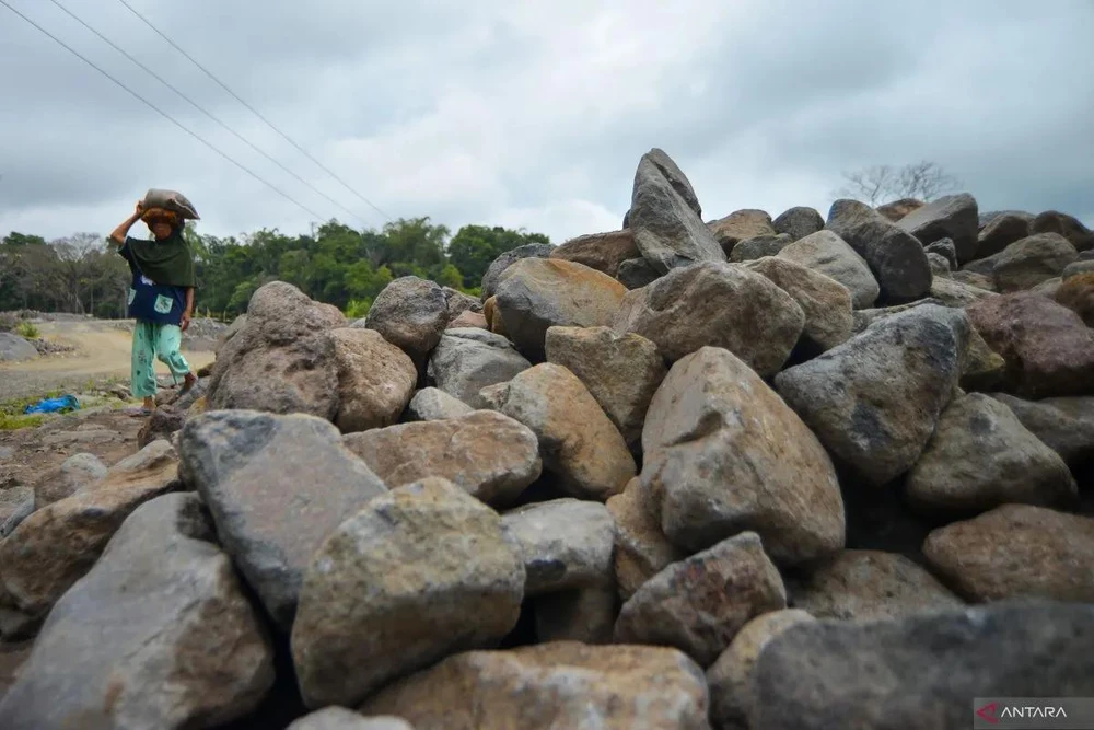 Illustrative image. A resident lifting materials brought by cold lava floods from Mount Marapi in Tanah Datar district, West Sumatra, on November 2. (Photo: Antara)