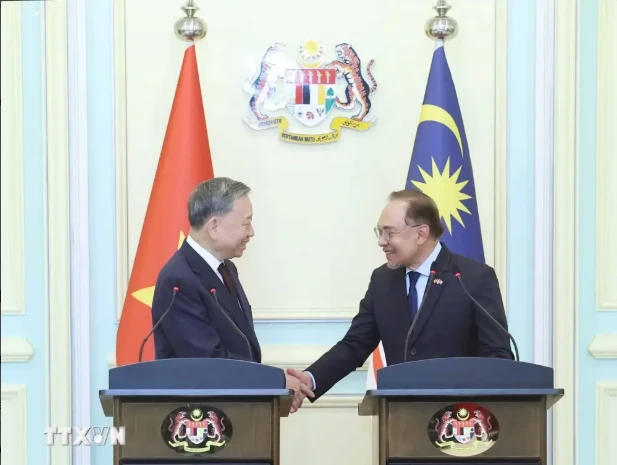 Vietnamese Party General Secretary To Lam (L) and Malaysian Prime Minister Anwar Ibrahim meet the press (Photo: VNA)