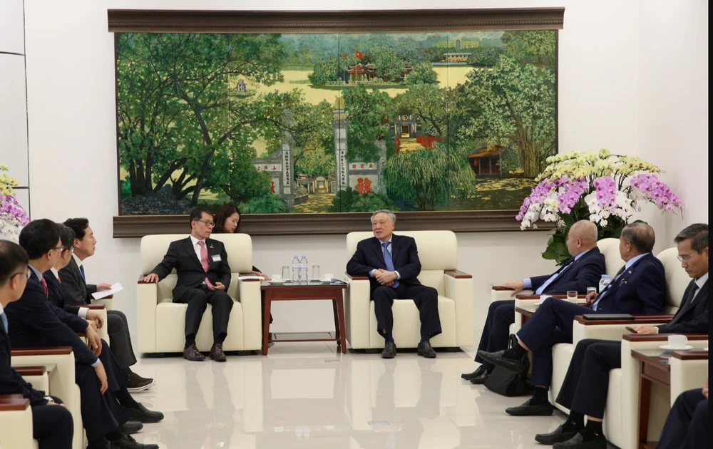 Deputy PM Nguyenn Hoa Binh hosts leader of Industrial Bank of Korea Kim Sung-tae (Photo: baochinhphu.vn)