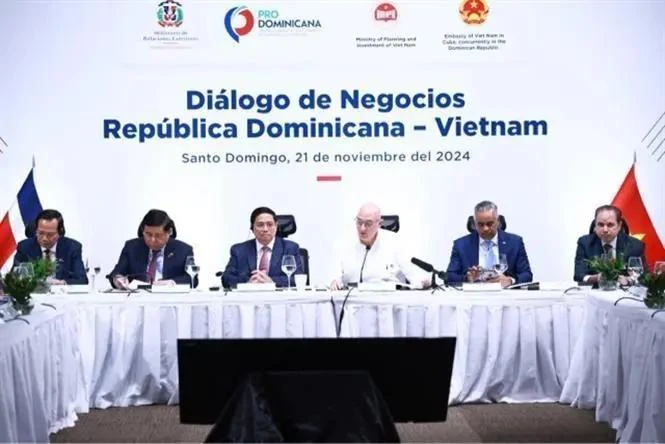 Prime Minister Pham Minh Chinh (third from left) attends the Dominican Republic-Vietnam Business Dialogue (Photo: VNA)