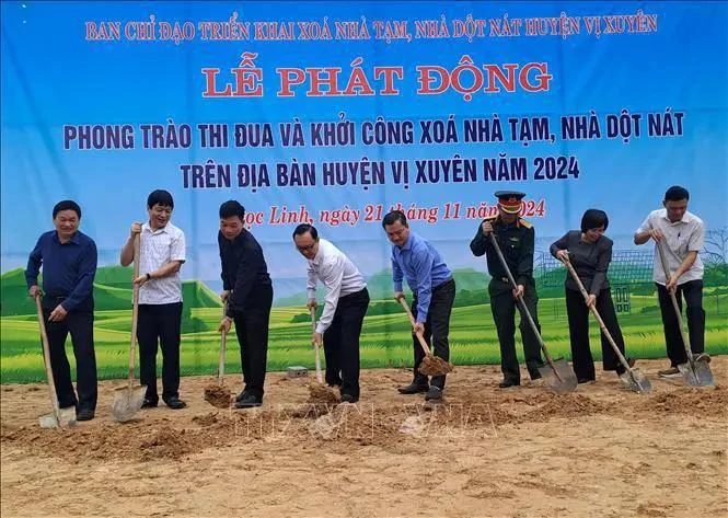 Construction of 24 new houses in replace of the old temporary and dilapidated ones kicks off in the northern province of Ha Giang. (Photo: VNA)