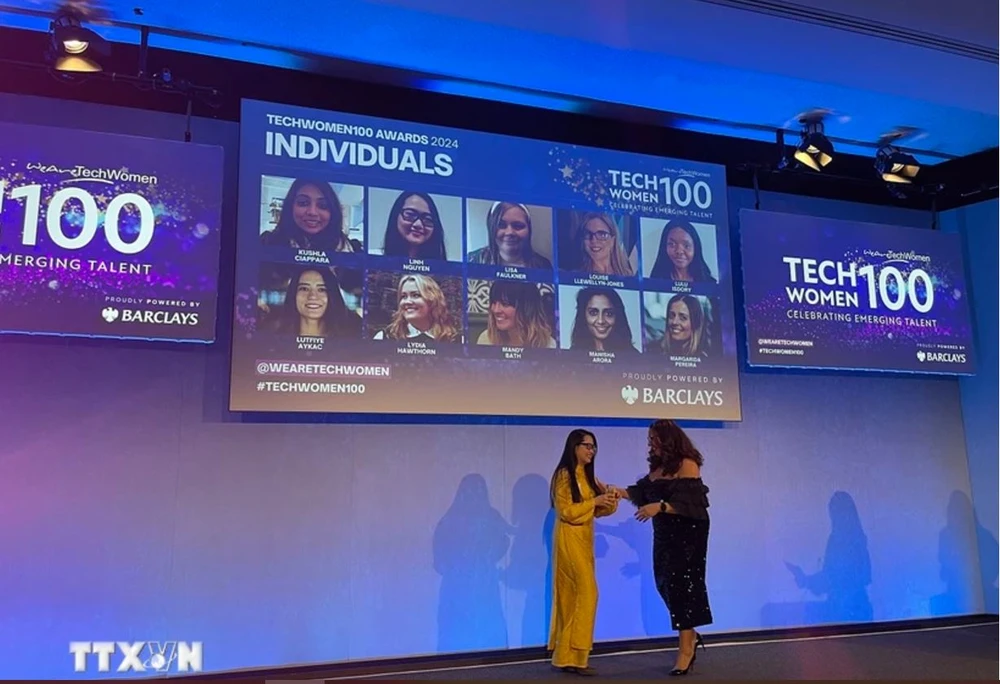 Dr Nguyen Thuy Ba Linh (yellow long dress) from University College London (UCL) becomes the first Vietnamese scientist to win the UK's TechWomen 100 Awards. (Photo: VNA)