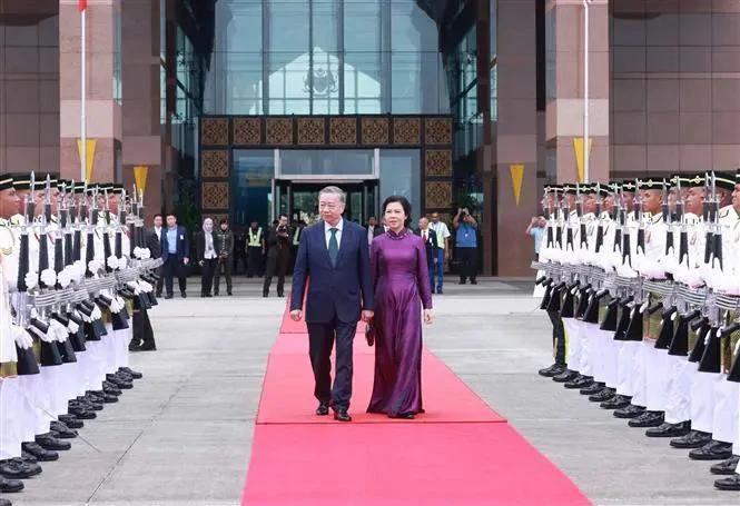 A farewell ceremony for Party General Secretary To Lam and his spouse is held at the Kuala Lumpur International Airport, Malaysia. (Photo: VNA)