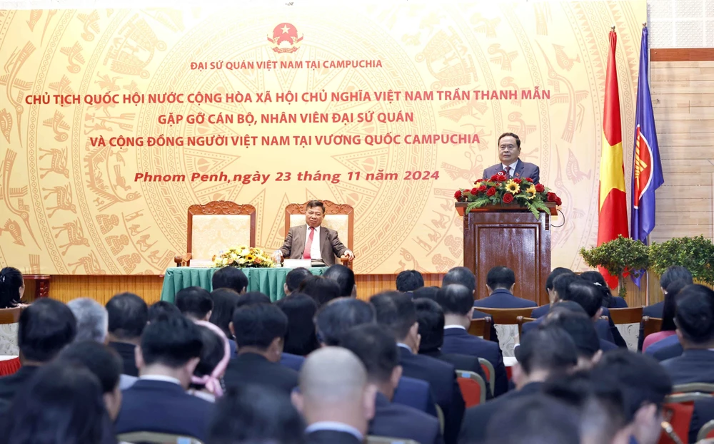 Chairman of the Vietnamese National Assembly Tran Thanh Man speaks at the meeting with the staff of the Vietnamese Embassy, and representatives of the Vietnamese community in Cambodia. (Photo: VNA)