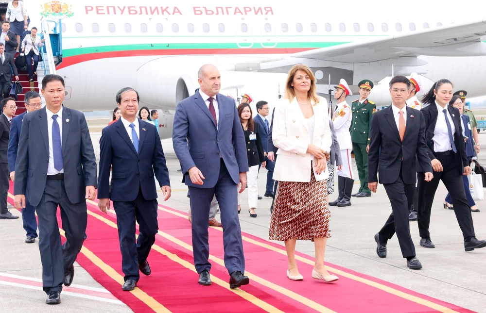 President of the Republic of Bulgaria Rumen Radev and his spouse at Noi Bai International Airport on November 24 (Photo: VNA)