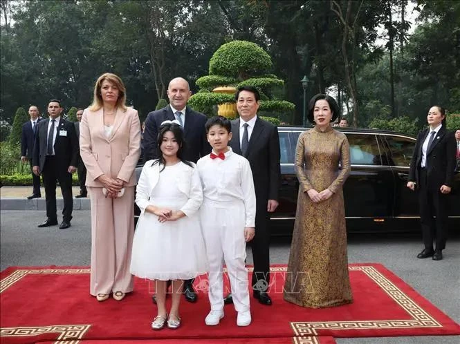 State President Luong Cuong (second from right, back) and his spouse welcome Bulgarian President Rumen Radev and his spouse in Hanoi on November 25 morning. (Photo: VNA)