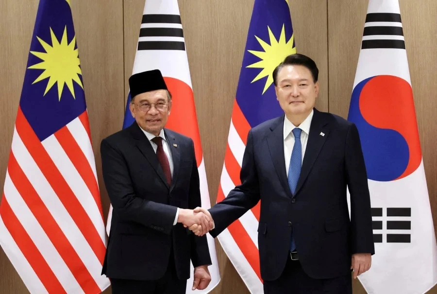 RoK President Yoon Suk Yeol (R) and Malaysian Prime Minister Anwar Ibrahim (Photo: VNA)