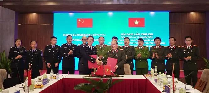 Dien Bien provincial Department of Public Security and Public Security Bureau of Pu’er city sign Memorandum of Understanding outlining bilateral cooperation on ensuring security and order in the border areas (Photo: VNA)