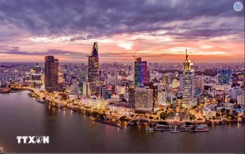 According to Knight Frank, the average selling price for high-end apartments in Ho Chi Minh City and Hanoi ranges from 5,400 USD to 15,000 USD per sq.m, aligning with global markets but offering significant growth potential. (Photo: VNA)