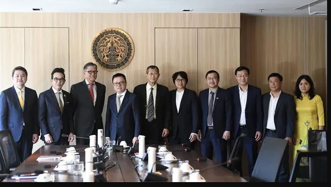 A delegation of the Vietnam Journalists Association pose for group photo with Thai Deputy Foreign Minister Russ Jalichandra (Photo: VNA)