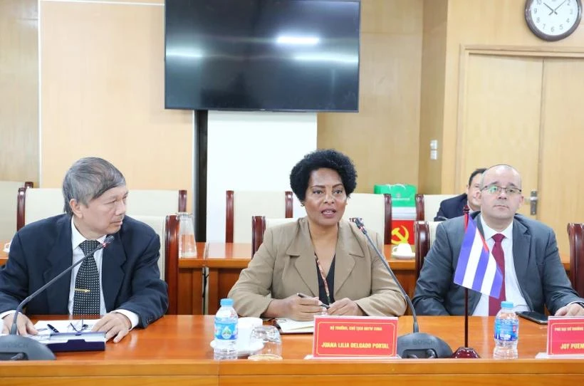 Minister-President of the Central Bank of Cuba Juanna Lilia Delgado Portal (central) at the working session with the Vietnam Bank for Social Policies. (Photo: VNA)