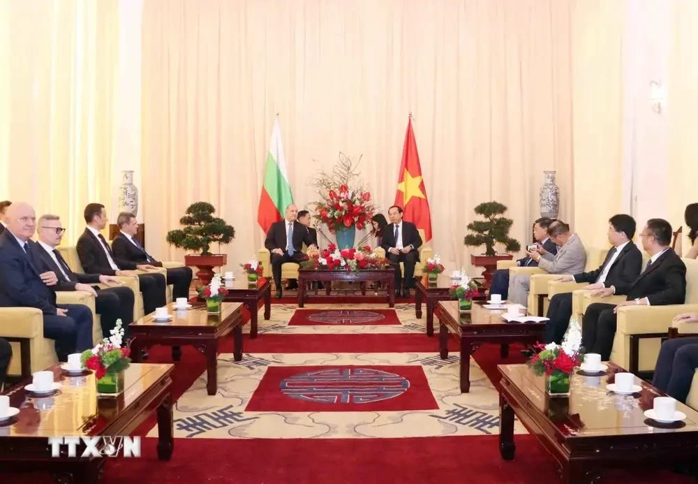 Secretary of the Ho Chi Minh City Party Committee Nguyen Van Nen holds a meeting with Bulgarian President Rumen Radev on November 27. (Photo: VNA)