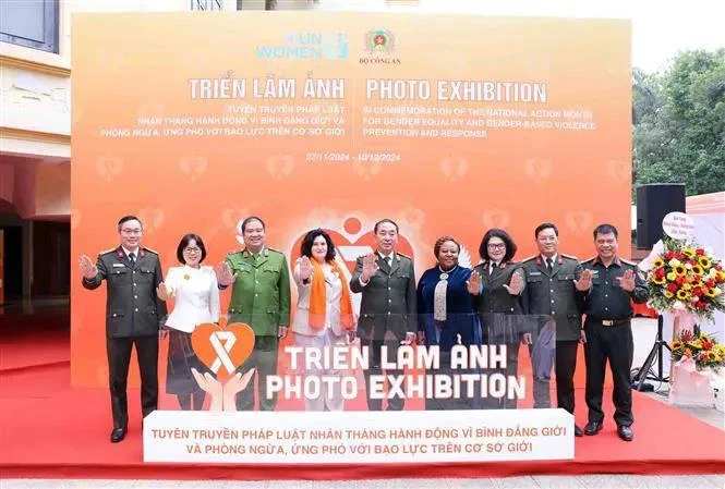 Participants at the opening of the photo exhibition in Hanoi on November 27. (Photo: VNA)