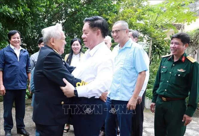 Nguyen Trong Nghia, member of the Politburo, Secretary of the Party Central Committee, and head of the committee’s Commission for Information and Education and Hero of the People's Armed Forces, Lieutenant Colonel Ho Dac Thanh, former captain of Ship 41 (Photo: VNA)