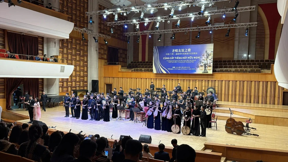 At the Vietnam-China traditional music exchange in Hanoi on November 26. (Photo: VNA)