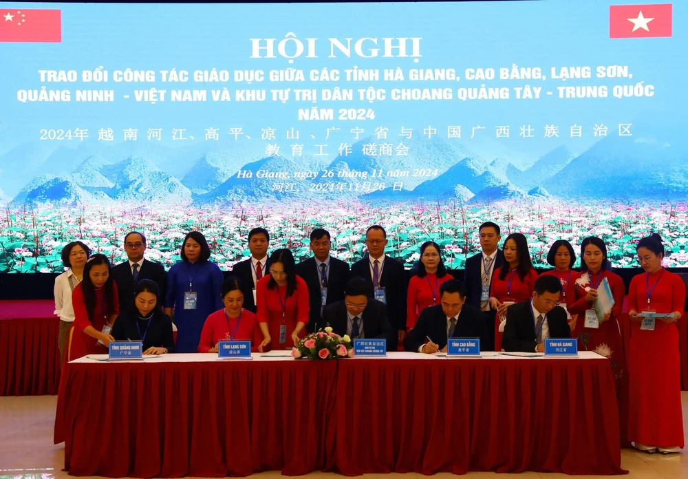 The MoUs on fostering education cooperation between Vietnamese and Chinese border localities were signed at the conference. (Photo: VNA)