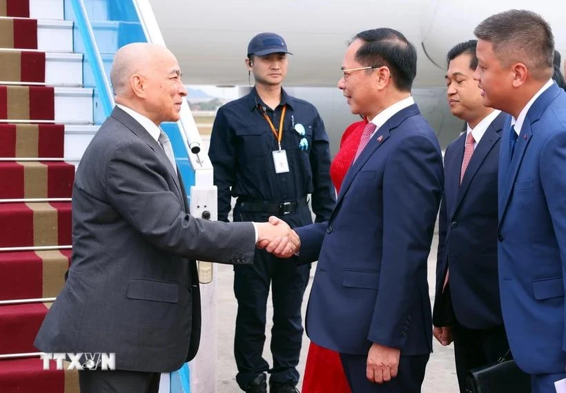 Cambodian King Preah Bat Samdech Preah Boromneath Norodom Sihamoni (L) arrives in Hanoi on November 28 morning, beginning his two-day state visit to Vietnam. (Photo: VNA)