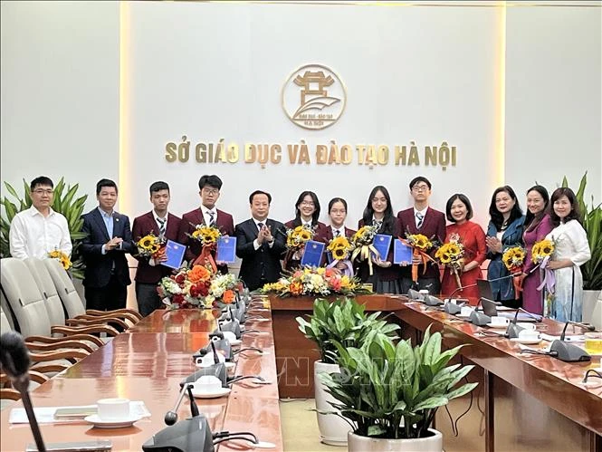 The Hanoi Department of Education and Training holds a meeting on November 27 with local outstanding students who will represent Vietnam at the International Junior Science Olympiad (IJSO) 2024. (Photo: VNA)