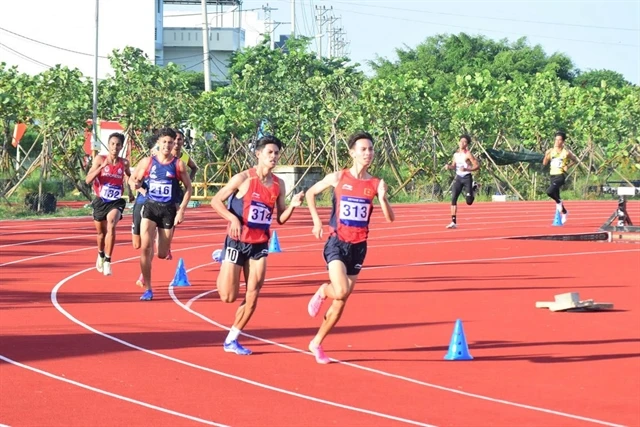 Duong Phu Toan (right) competes in the boys' 800m event at the 13th ASEAN School Games in June in Da Nang. He will be one of the Vietnamese representatives at the 16th SEA Youth Athletics Championship in Malaysia. (Photo: cadn.com.vn)