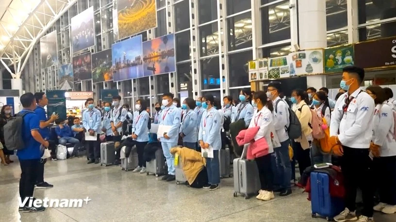 Labourers taking a Korean test before travelling to the RoK for working (Photo: VietnamPlus