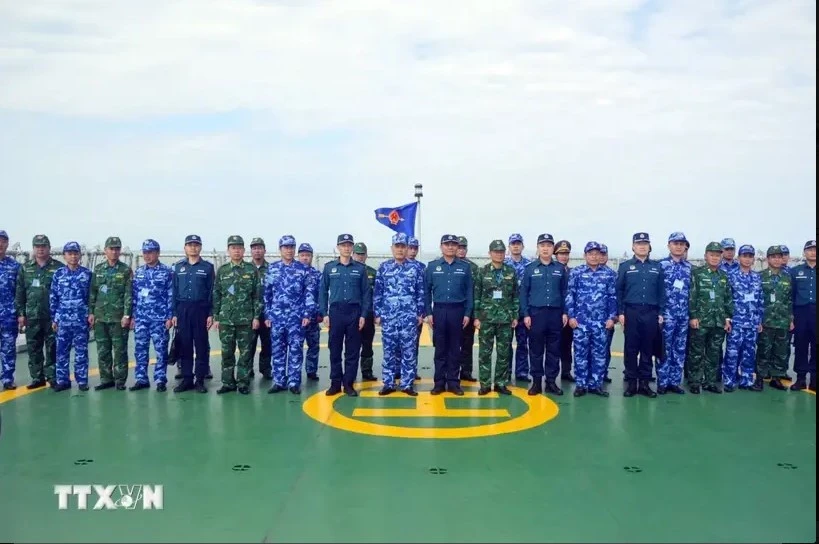 Coast guards of the two sides take a group photo at Vietnam’s Coast Guard Ships CSB 8004 (Photo: VNA)